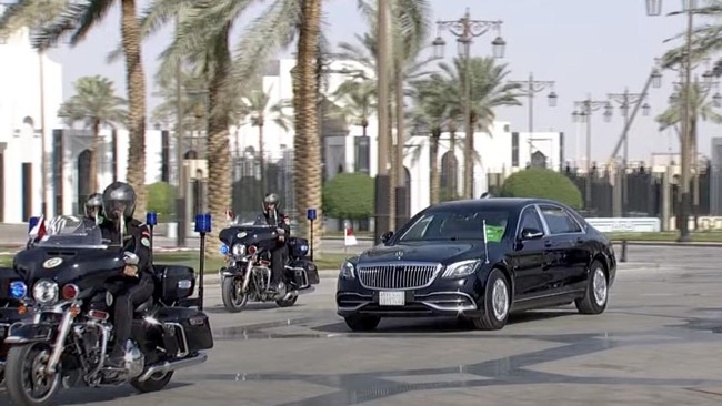 Jokowi pada area China Naik Mobil Lokal, di tempat area Arab Saudi Numpang Maybach